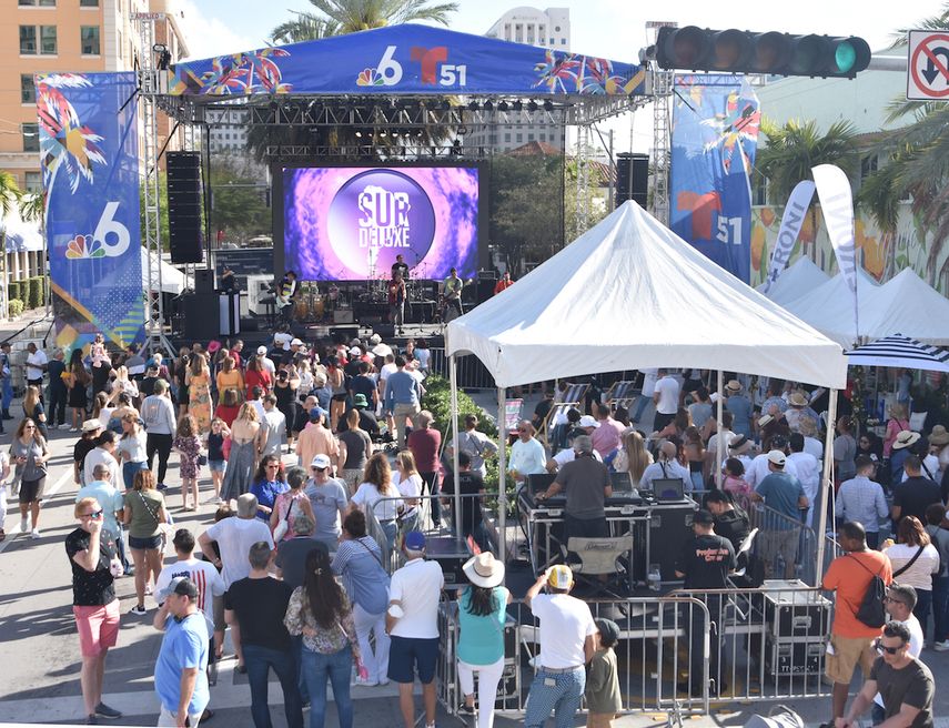 El grupo Sur Deluxe se presenta en la tarima de Carnaval on the Mile.&nbsp;