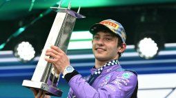 El italiano Kimi Antonelli, de Mercedes, sostiene el trofeo tras ganar el Gran Premio de Miami, el 3 de mayo de 2026. El italiano Kimi Antonelli, de Mercedes, sostiene el trofeo tras ganar el Gran Premio de Miami, el 3 de mayo de 2026.