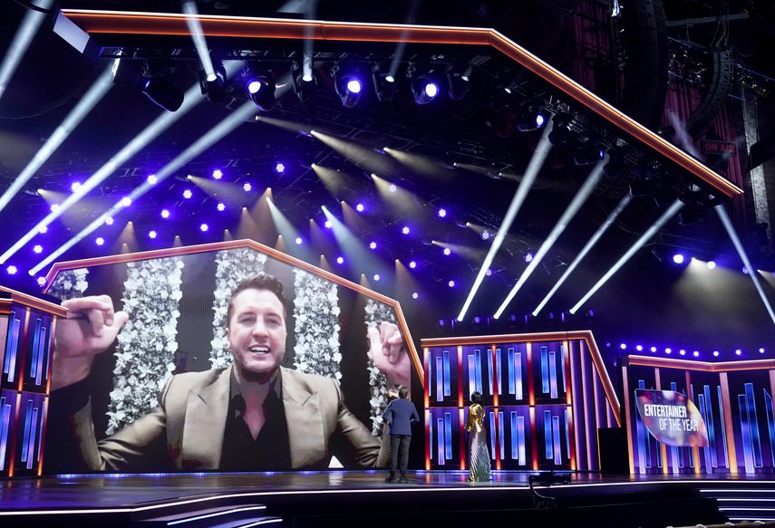 Luke Bryan aparece en pantalla para aceptar el premio al artista del año durante la 56 entrega anual de los Premios de la Academia de la Música Country, el domingo 18 de abril de 2021 en el Grand Ole Opry en Nashville, Tennessee.