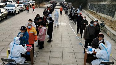 Los residentes hacen cola para someterse a pruebas de ácido nucleico para el coronavirus Covid-19 en Dalian, en la provincia nororiental china de Liaoning, el 16 de marzo de 2022. &nbsp;