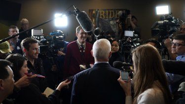 El ex vicepresidente estadounidense Mike Pence, centro, habla con los medios el 15 de febrero de 2023, en Cedar Rapids, Iowa.&nbsp;
