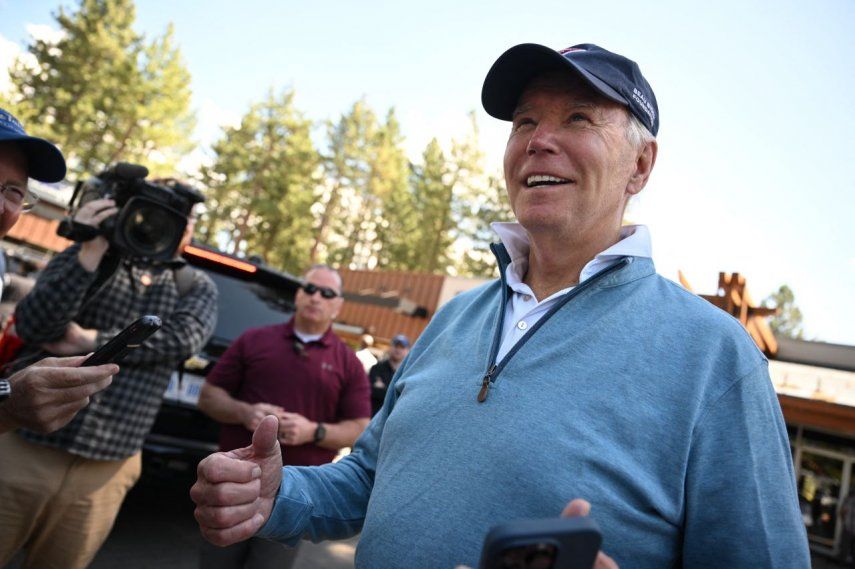 El presidente Joe Biden entrevistado por periodistas durante sus vacaciones en el lago Tahoe, 25 de agosto de 2023.