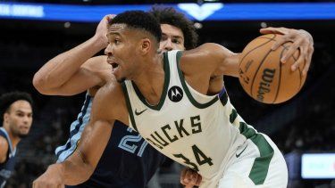 Giannis Antetokounmpo, de los Bucks de Milwaukee, conduce el balón para superar a Desmond Bane, de los Grizzlies de Memphis, durante la primera mitad del juego de pretemporada de baloncesto de la NBA, el viernes 20 de octubre de 2023, en Milwaukee.&nbsp;