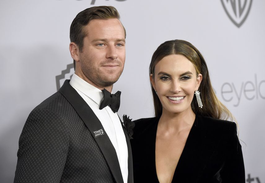 En esta fotografía de archivo del 7 de enero de 2018, Armie Hammer, izquierda, y Elizabeth Chambers llegan a la fiesta posterior a los Globos de Oro de InStyle y Warner Bros. en Beverly Hills, California.&nbsp;