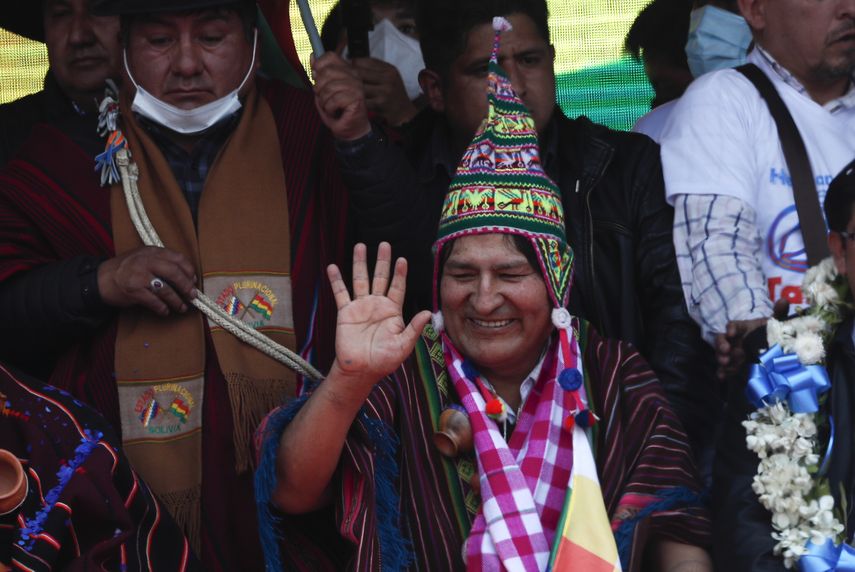 El expresidente Evo Morales saluda durante un mitin con simpatizantes en Villazón, Bolivia, el lunes 9 de noviembre de 2020, luego de cruzar un puente fronterizo desde Argentina.