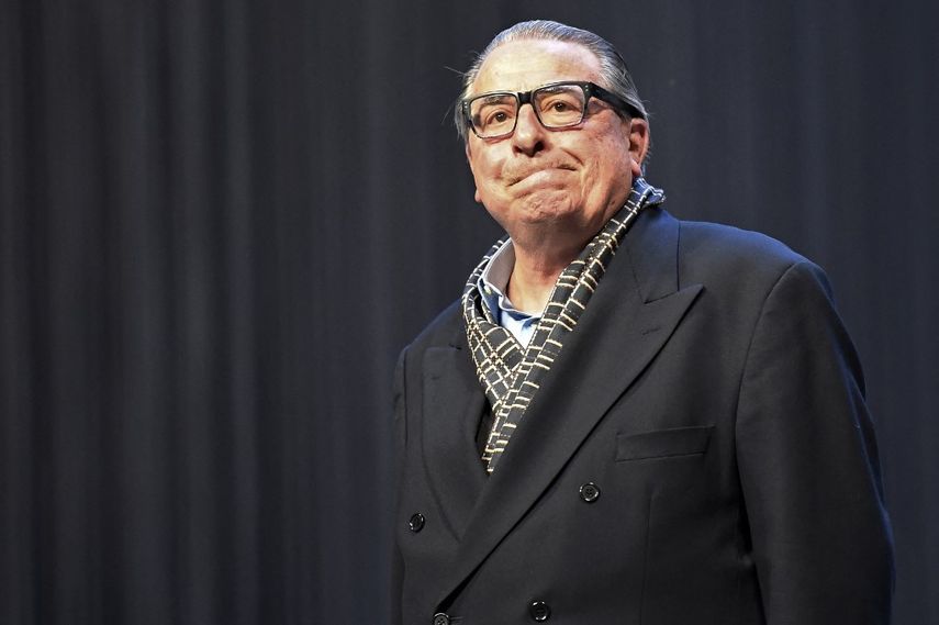 El director argentino Jorge Lavelli reacciona ante los aplausos tras un ensayo general de LOmbre de Venceslao en la Ópera de Rennes el 10 de octubre de 2016. Lavelli murió en París a los 90 años el 9 de octubre de 2023. &nbsp;