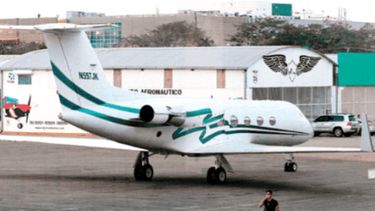 Vista de la aeronave de lujo abandonada en un aeropuerto de Bolivia.