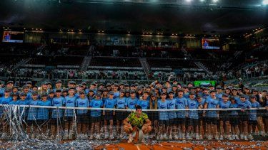 Carlos Alcaraz posa con el trofeo de campeón del Abierto de Madrid tras derrotar a Jan-Lennard Struff en la final masculina, el domingo 7 de mayo de 2023.