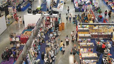 Personas visitan el ASD Market Week, en Las Vegas.