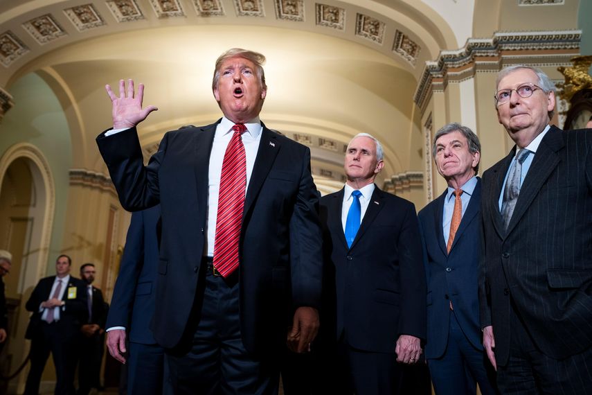 El presidente Donald&nbsp;Trump junto al vicepresidente Mike Pence, el senador republicano Roy Blunt &nbsp;y el líder de la mayoría republicana en el Senado, Mitch McConnell.&nbsp;