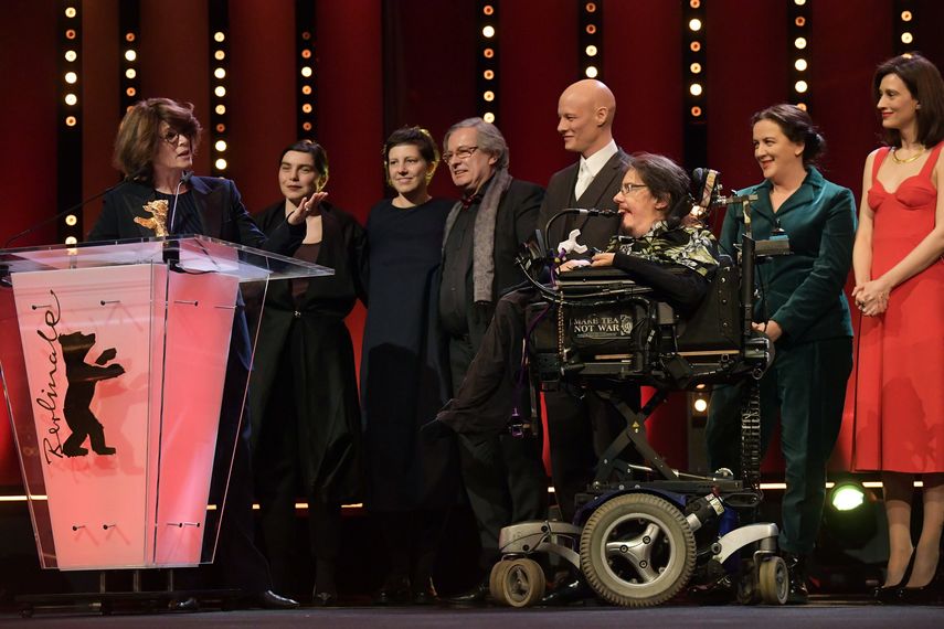 La actriz Laura Benson habla con el resto del elenco de la película ganadora del Golden Bear Touch me not.