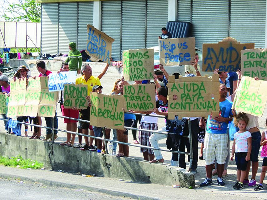 Un grupo de migrantes cubanos varados en Panamá protestan en una comunidad cercana a la frontera con Costa Rica, para pedir al Gobierno panameño que los ayude a viajar a EEUU. (EFE)