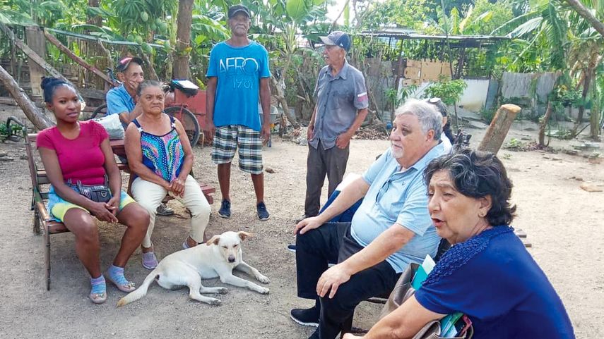 El padre José Espino (segundo de der. a izq.) se reúne con la comunidad.
