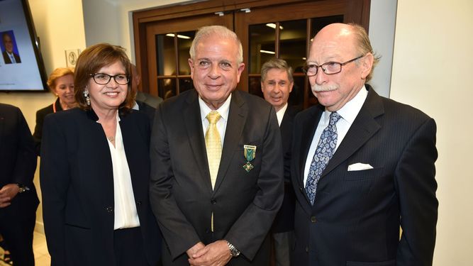 El alcalde Tomás Regalado (centro) después de ser condecorado por el embajador de Colombia en Washington, Cami,lo Reyes (derecha). A la izquierda está la cónsul de ese país en Miami, Marta Jaramillo.&nbsp;