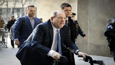 En esta fotografía del 24 de febrero de 2020, Harvey Weinstein llega a una corte de Manhattan mientras continúan las deliberaciones en su juicio por violación en Nueva York.