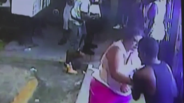 Momento cuando el sujeto arrebata la bolsa con 11 mil dólares a la empleada de la tienda.&nbsp;