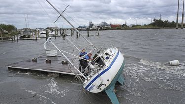 Los agentes de la polic&iacute;a de Beaufort Curtis Resor (izquierda) y Micheal Stepehens revisan un barco varado tras el paso del hurac&aacute;n Dorian por Beaufort, en la costa de Carolina del Norte. (AP Foto/Tom Copeland)