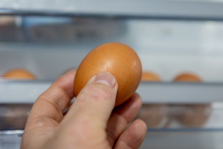 Una persona sostiene un huevo, a 19 de marzo de 2025, en Madrid.