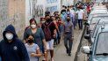 Los votantes hacen fila afuera de una mesa de sufragios durante las elecciones presidenciales y legislativas en Guayaquil, Ecuador, el domingo 7 de febrero de 2021. Los votantes hacen fila afuera de una mesa de sufragios durante las elecciones presidenciales y legislativas en Guayaquil, Ecuador, el domingo 7 de febrero de 2021.