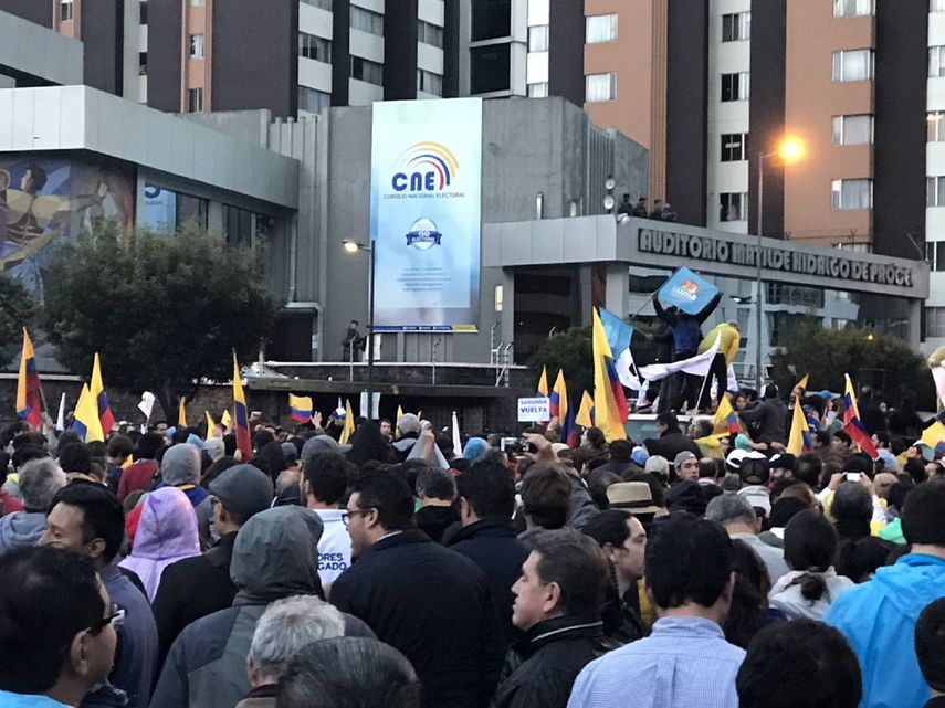 Centenares de personas han ido a manifestar en Quito y Guayaquil ante las sedes del Consejo Nacional Electoral (CNE) para exigir el respeto al voto.&nbsp;