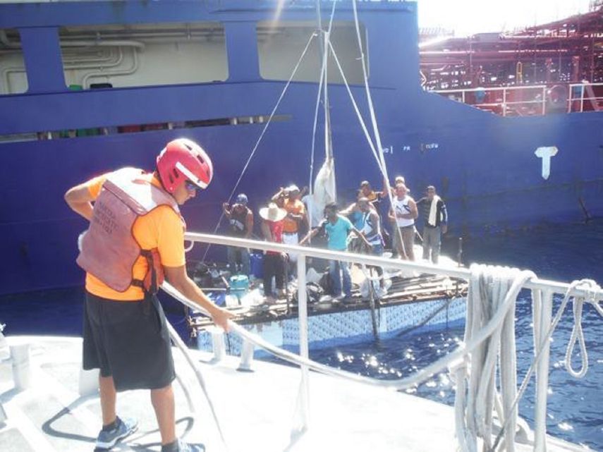 Los cubanos fueron evaluados por el personal de Sanidad Naval que determinó que todos se encontraban en buen estado de salud.