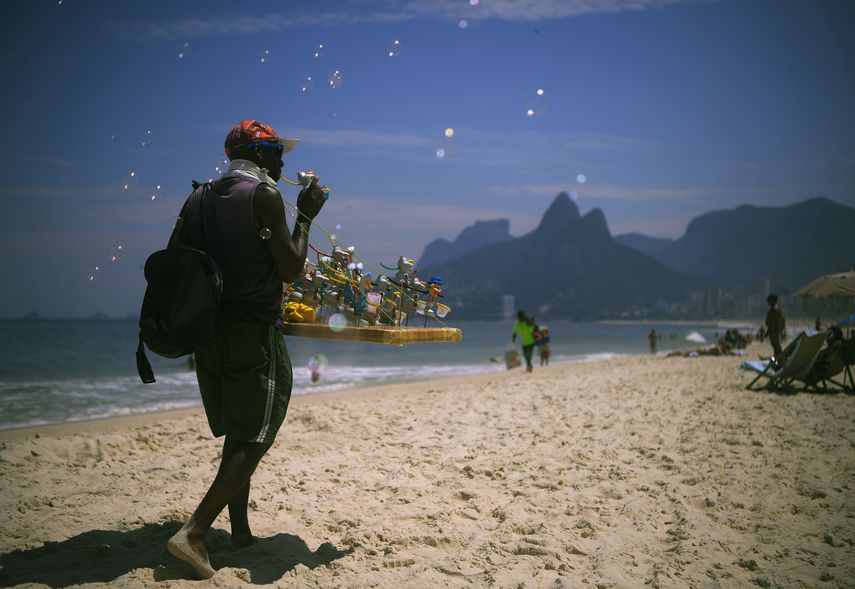 Un vendedor ofrece juguetes de burbujas en la playa Ipanema, a pesar del brote del nuevo coronavirus, en R&iacute;o de Janeiro. La imagen es del 19 de marzo de 2020.&nbsp;