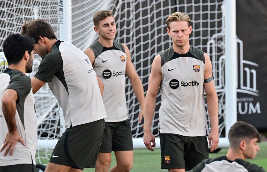 Frankie de Jong, del FC Barcelona, y sus compañeros asisten a un entrenamiento en el Coliseo de Los Ángeles, California, el 25 de julio de 2023, un día antes de su partido del Soccer Champions Tour contra el Arsenal en el Sofi Stadium de Los Ángeles.&nbsp;