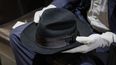 Un sombrero Fedora que perteneció al cantante estadounidense Michael Jackson, hecho de lana y forrado con seda, se exhibe antes de ser puesto a la venta en una subasta en París, el 12 de septiembre de 2023.&nbsp;