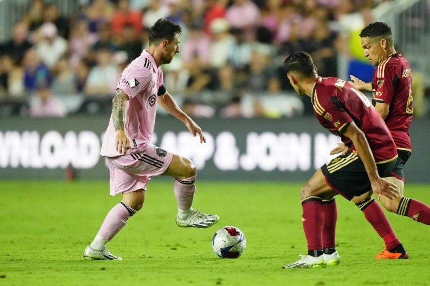 El cubano Osvaldo Alonso (der.), entonces con el Atlanta United, marca a Lionel Messi, del Inter Miami, el 2023 en un juego de la MLS