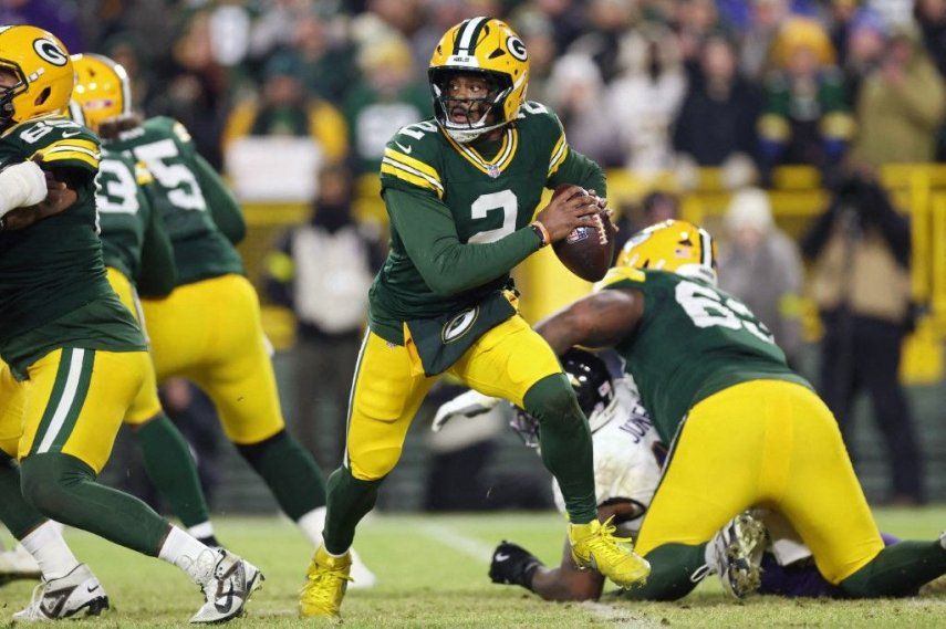 Malik Willis #2 de los Green Bay Packers retrocede para lanzar en el tercer cuarto contra los Baltimore Ravens en Lambeau Field el 27 de diciembre de 2025 en Green Bay, Wisconsin.&nbsp;