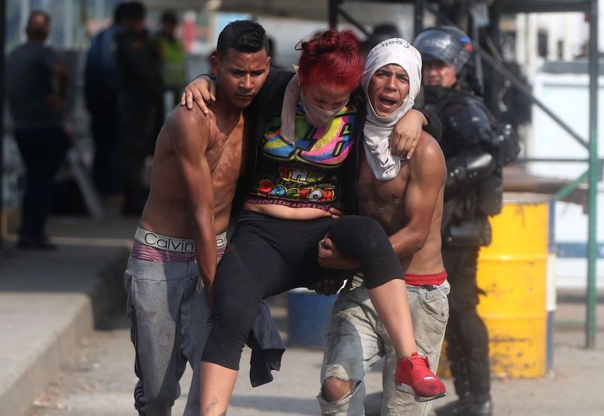 Una persona es atendida luego de ser herida durante un enfrentamiento con fuerzas leales al régimen en la frontera entre Venezuela y Colombia. 