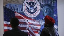 Padres esperan la entrevista para sus hijos en la oficina de distrito del Servicio de Ciudadanía e Inmigración de Estados Unidos (USCIS, por sus siglas en inglés)