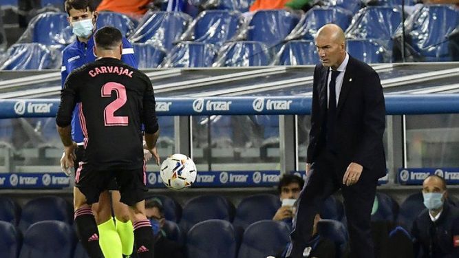 El entrenador del Real Madrid, Zinédine Zidane, aseguró que piensa cumplir su contrato y que no va a pedir nada a mayores, solo seguir trabajando