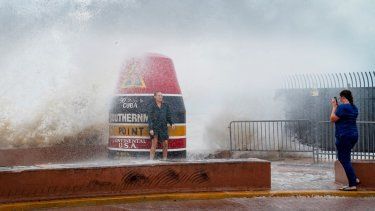 Visitantes de la boya del punto más meridional de EEUU desafían las olas que se hicieron más fuertes a causa del huracán Idalia el martes 29 de agosto de 2023 en Key West, Florida.&nbsp;