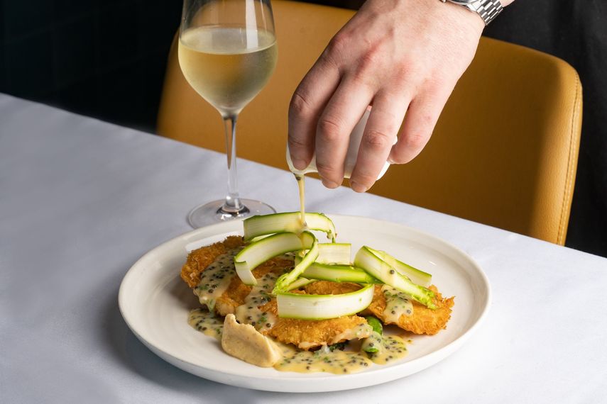 Lenguado con costra de filo, servido con espárragos y salsa de caviar.