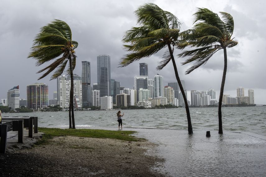 Lluvia y viento, pronóstico para Miami.