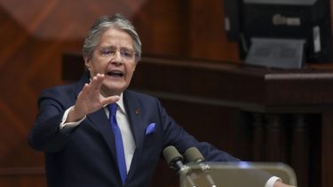 El presidente ecuatoriano Guillermo Lasso habla durante una sesión de la Asamblea Nacional donde los legisladores de la oposición buscan juzgarlo por supuestas acusaciones de malversación de fondos en Quito, Ecuador, el martes 16 de mayo de 2023.