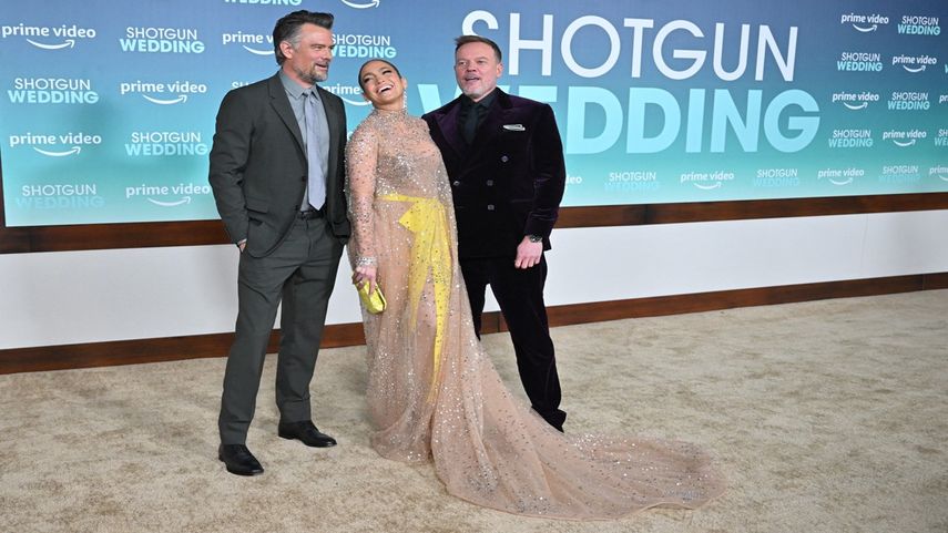 La actriz y cantante estadounidense Jennifer López, el director Jason Moore y el actor Josh Duhamel posan en el estreno en Los Ángeles de Shotgun Wedding, de Prime Video, en el teatro chino TCL en Hollywood, California, el 18 de enero de 2023.