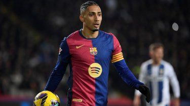 El jugador brasileño del Barcelona, Raphinha, camina durante un enfrentamiento contra el Leganés, el 15 de diciembre de 2024.
