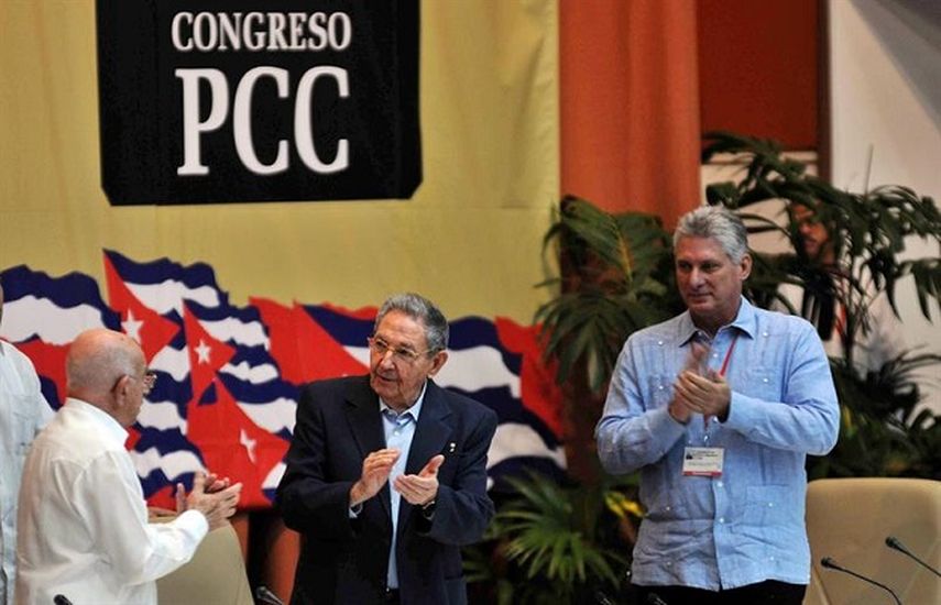 Fotografía cedida por la agencia estatal AIN de Raúl Castro (c), conversando con el segundo secretario del partido Comunista, José Ramón Machado (i), y el primer vicepresidente de Cuba, Miguel Díaz-Canel (d), tras pronunciar un discurso en el VII Congr