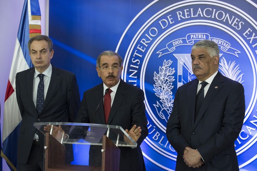 El presidente dominicano,&nbsp;Danilo&nbsp;Medina&nbsp;(c), acompañado por su ministro de Relaciones Exteriores, Miguel Vargas (d), y el expresidente español, José Luis Rodríguez Zapatero (i), durante una rueda de prensa al término de un encuentro con la oposición&nbsp; venezolana este 07 de febrero de 2018, en Santo Domingo, República Dominicana.&nbsp;