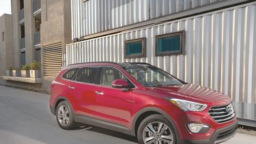 Este vehículo ofrece un paquete opcional con faros automáticos, espejos de calefacción, volante forrado en piel y otras características positivas.