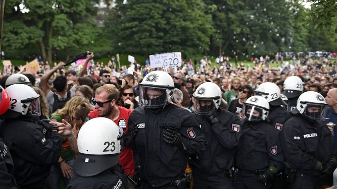 Cordón policial contiene a los manifestantes que protestaron contra el G20.&nbsp;