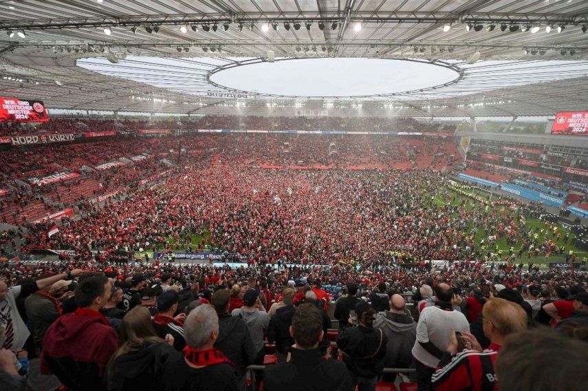 Aficionados del Bayer Leverkusen celebran después de que el equipo confirmó el título de la Bundesliga con la victoria ante Werder Bremen el domingo 14 de abril del 2024.&nbsp;