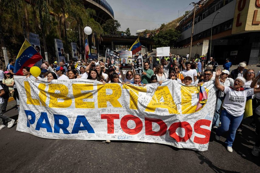 Familiares de presos políticos participan en una protesta alrededor de El Helicoide este sábado, en Caracas (Venezuela).