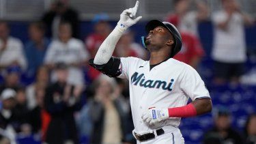 El dominicano de los Marlins de Miami, Jesús Sánchez, celebra luego de conectar un cuadrangular ante los Reales de Kansas City, el 6 de junio de 2023.