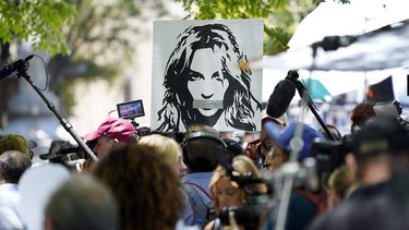 Un retrato de Britney Spears sobre simpatizantes y reporteros fuera del tribunal donde se realizaba una audiencia sobre la tutela de la cantante en la corte Stanley Mosk el miércoles 23 de junio de 2021, en Los Angeles.&nbsp;