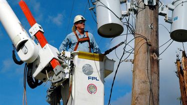 Empleados de la FPL atienden una avería en los conductos de electricidad en Florida.