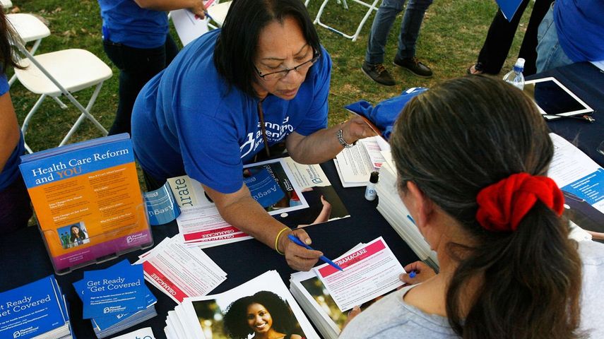 Cerca de un millón de personas que se identificaron como latinas o hispanas&nbsp;se inscribieron para tener planes de salud&nbsp;a través del mercado de seguros en el período de inscripción anterior.