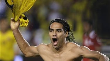 El jugador de la selección de Colombia, Radamel Falcao, festeja un gol contra Chile en las eliminatorias mundialistas el 11 de octubre de 2013